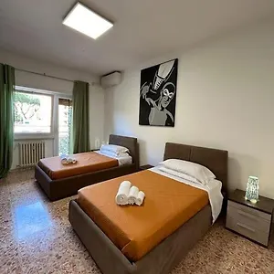Appartamento Prella House 50 Mt Da Metro B Jonio, Roma